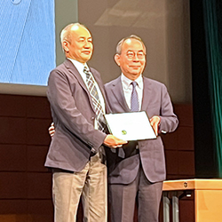 授与式の様子　写真（右）：右からISPP新会長Yong Hwan Lee博士、久保康之氏