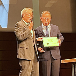 授与式の様子　写真（左）：右からISPP新会長Yong Hwan Lee博士、白石友紀氏